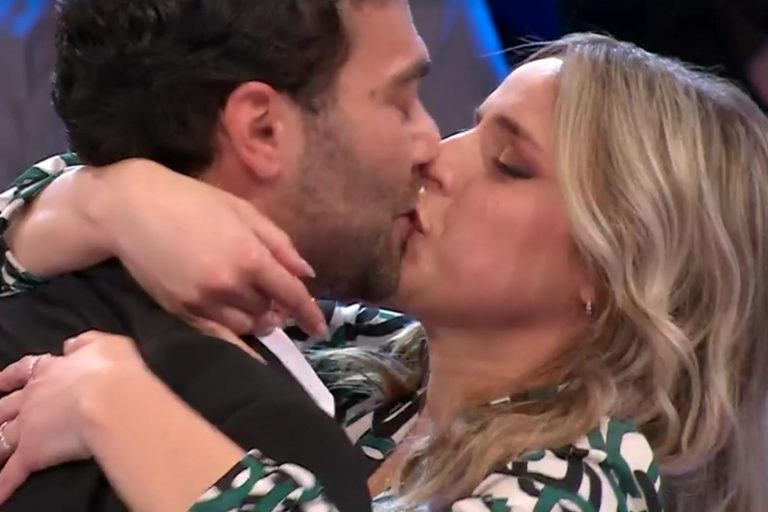 Jasmine dalla Toscana, chi è la concorrente che ha vinto 75.000 euro ad Affari Tuoi Jasmine dalla Toscana, chi è la concorrente che ha vinto 75.000 euro ad Affari Tuoi
