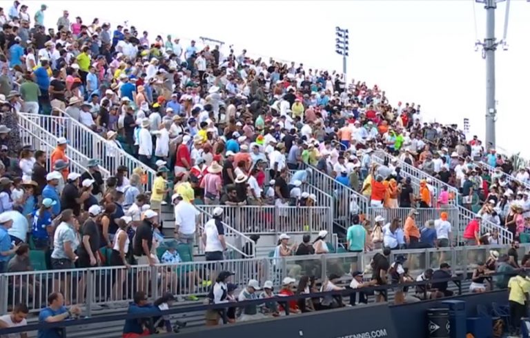 Sospeso il match tra De minaur e Dellien a causa del malore di uno spettatore: urla sugli spalti e i soccorsi Sospeso il match tra De minaur e Dellien a causa del malore di uno spettatore: urla sugli spalti e i soccorsi