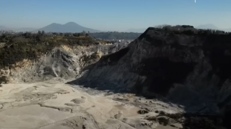 Campi Flegrei, il bollettino dell’Ingv conferma il sollevamento del suolo: negli ultimi 20 anni si è sollevato di un metro e mezzo