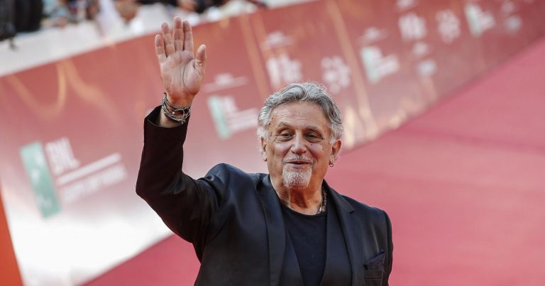 Andrea Roncato punto da una Vespa Orientalis: “Un dolore acutissimo”. Il consiglio dell’esperto: “Se si introduce in casa…” Andrea Roncato punto da una Vespa Orientalis: “Un dolore acutissimo”. Il consiglio dell’esperto: “Se si introduce in casa…”