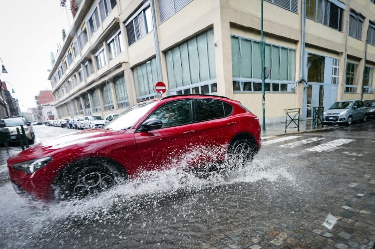 Meteo – Forte maltempo in Piemonte con temporali e nubifragi, allagamenti ed esondazioni nel Torinese Meteo – Forte maltempo in Piemonte con temporali e nubifragi, allagamenti ed esondazioni nel Torinese