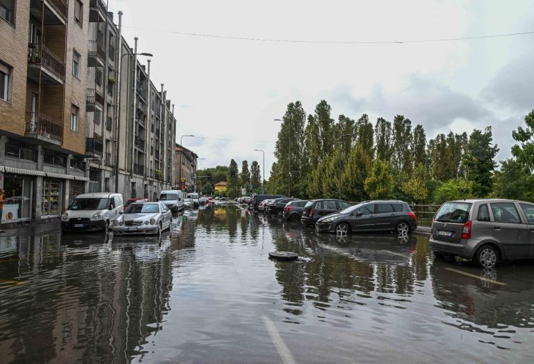 Meteo – Intensa ondata di maltempo colpisce la Lombardia con nubifragio su Milano, ci sono allagamenti Meteo – Intensa ondata di maltempo colpisce la Lombardia con nubifragio su Milano, ci sono allagamenti