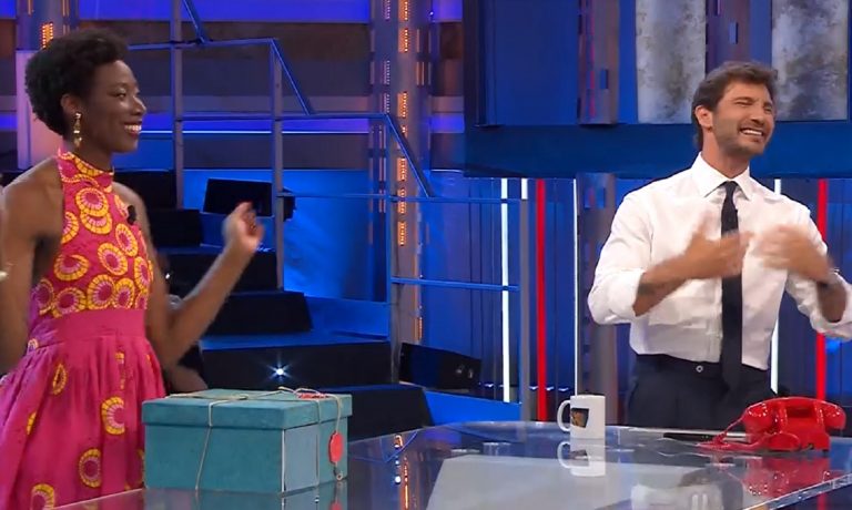 Affari Tuoi, la partita di Joelle, che ha perso 300.000 euro. Il commento di De Martino: ”Ci ha fregati tutti…” Affari Tuoi, la partita di Joelle, che ha perso 300.000 euro. Il commento di De Martino: ”Ci ha fregati tutti…”