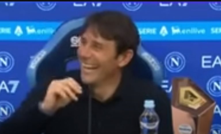 Scudetto Napoli, Conte costretto a dover sospendere la conferenza stampa a causa dell’irruzione di un gruppo di persone: ecco cosa è successo