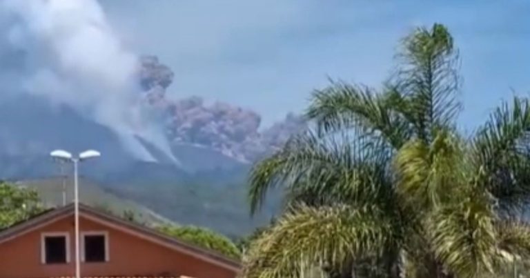 Forte eruzione dell’Etna oggi, il boato fa tremare le case – Il video Forte eruzione dell’Etna oggi, il boato fa tremare le case – Il video