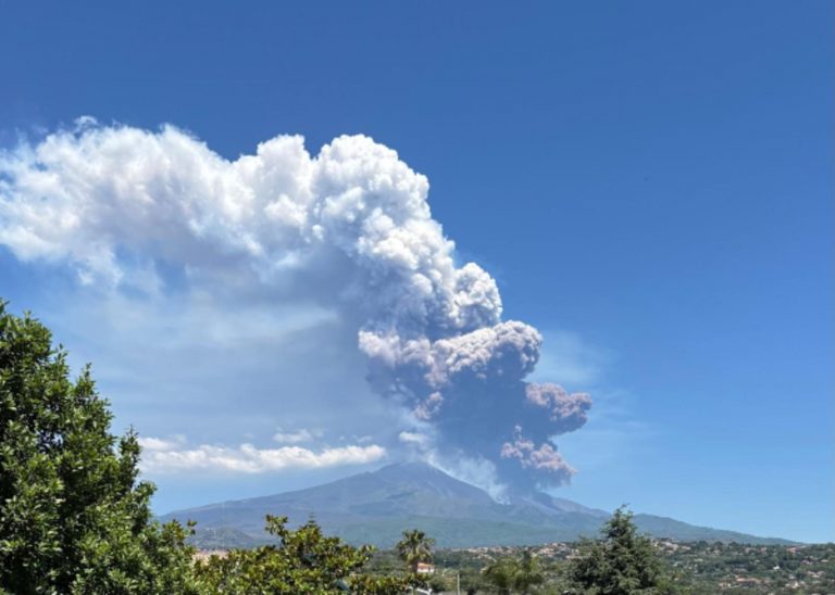 Eruzione Etna, il vulcanologo Behncke preoccupato per le escursioni in quota: “Non possiamo escludere che…” Eruzione Etna, il vulcanologo Behncke preoccupato per le escursioni in quota: “Non possiamo escludere che…”