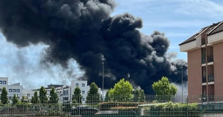 Gravissimo incendio a Viterbo, va a fuoco l’Università della Tuscia. Evacuati alcuni edifici Gravissimo incendio a Viterbo, va a fuoco l’Università della Tuscia. Evacuati alcuni edifici