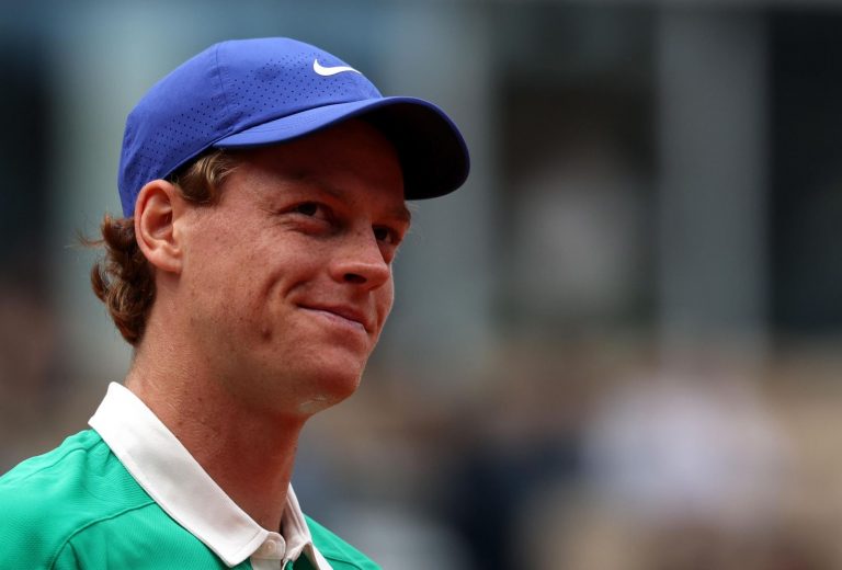 Roland Garros 2025, il bel gesto di Sinner verso la piccola tifosa che scoppia in lacrime: “Le regala…” Roland Garros 2025, il bel gesto di Sinner verso la piccola tifosa che scoppia in lacrime: “Le regala…”