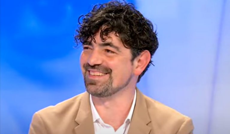 Un infarto stronca la vita del noto imitatore Gianfranco Butinar: il mondo dello spettacolo a lutto