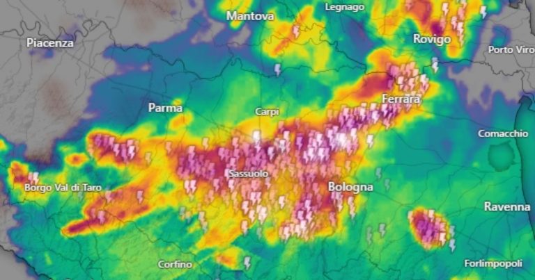 Grandinata devastante si abbatte su Parma, ci sono danni alle auto – Video