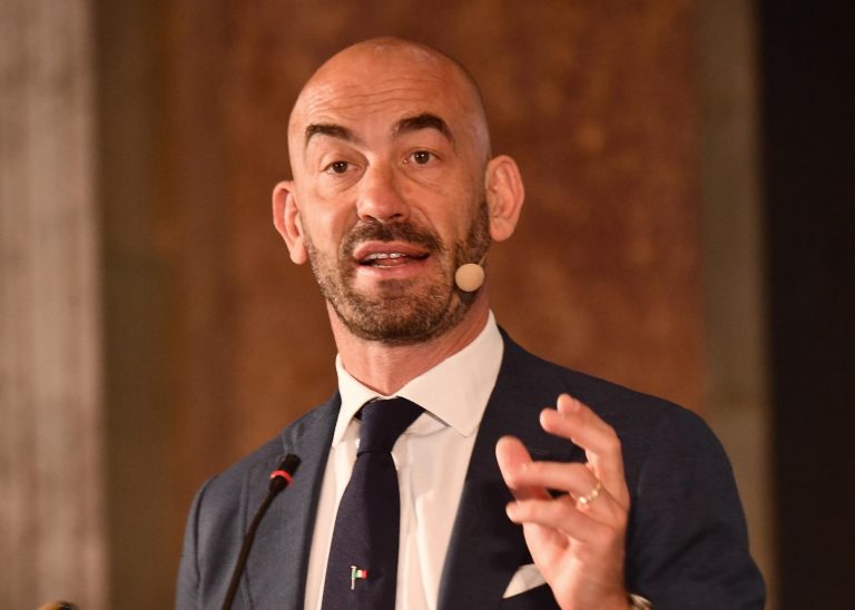Il dottor Matteo Bassetti spiega quali sono i 10 sintomi che non vanno mai ignorati Il dottor Matteo Bassetti spiega quali sono i 10 sintomi che non vanno mai ignorati