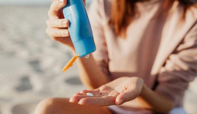 Come proteggersi dal sole, la dottoressa Elena Sereni spiega il fattore SPF nelle creme in base al fototipo Come proteggersi dal sole, la dottoressa Elena Sereni spiega il fattore SPF nelle creme in base al fototipo