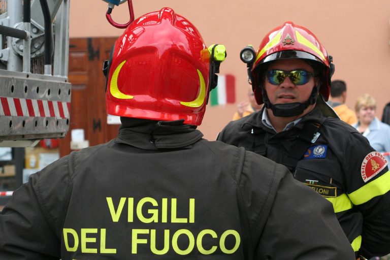 Incendio a Baia Domizia, le fiamme vicino alla spiaggia: panico tra i bagnanti – VIDEO Incendio a Baia Domizia, le fiamme vicino alla spiaggia: panico tra i bagnanti – VIDEO