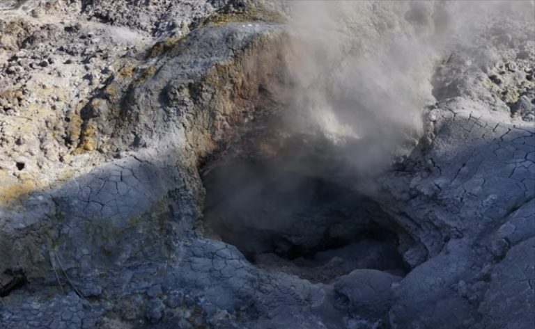 Terremoto Campi Flegrei, l’esperto Doglioni analizza i rischi: ”Adesso bisogna stare attenti a questo pericolo…” Terremoto Campi Flegrei, l’esperto Doglioni analizza i rischi: ”Adesso bisogna stare attenti a questo pericolo…”