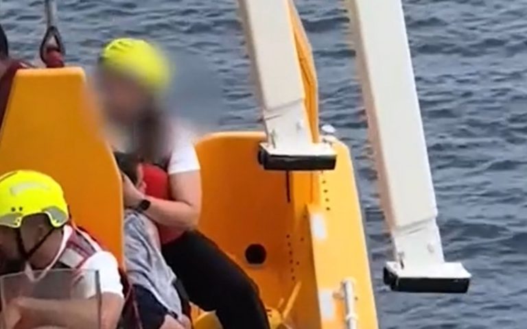 Bimba cade dalla nave da crociera, il padre si tuffa per salvarla: il video del salvataggio