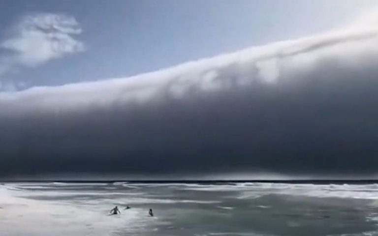 Meteo – Roll Cloud con raffiche di vento improvvise sorprende i bagnanti in Portogallo, ecco di cosa si tratta – Il video Meteo – Roll Cloud con raffiche di vento improvvise sorprende i bagnanti in Portogallo, ecco di cosa si tratta – Il video