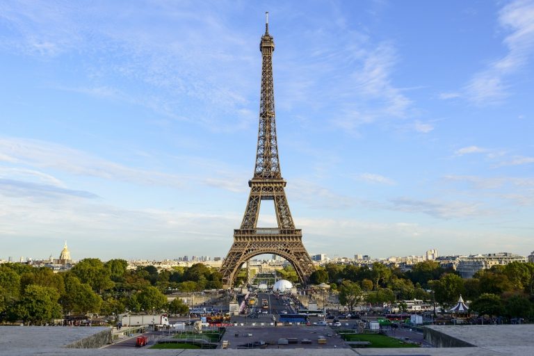 Caldo estremo in Francia, le istituzioni decidono di chiudere la Torre Eiffel e le scuole Caldo estremo in Francia, le istituzioni decidono di chiudere la Torre Eiffel e le scuole