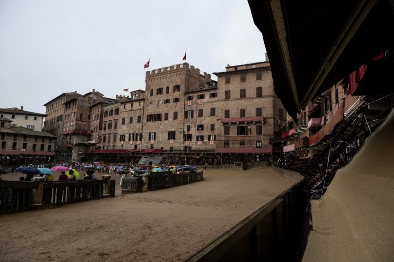Palio di Siena rinviato per maltempo: ecco cosa succede ora, la nuova data e dove vederlo in tv Palio di Siena rinviato per maltempo: ecco cosa succede ora, la nuova data e dove vederlo in tv