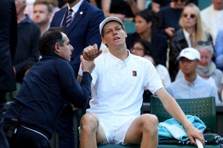 Wimbledon 2025, come sta Jannik Sinner dopo l’infortunio al gomito: gli ultimi aggiornamenti