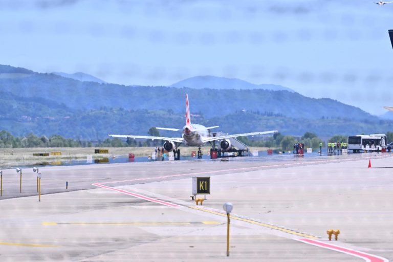 Aeroporto di Bergamo-Orio al Serio, entra in pista e muore risucchiato dal motore di un aereo Aeroporto di Bergamo-Orio al Serio, entra in pista e muore risucchiato dal motore di un aereo