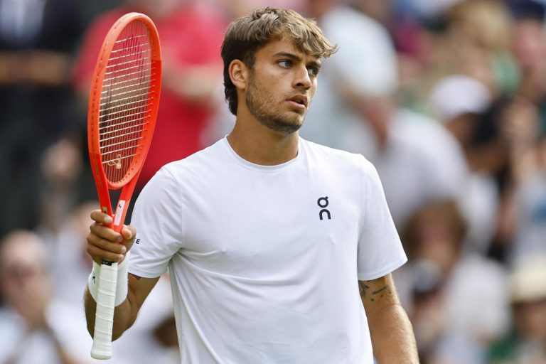 Wimbledon 2025, Cobolli eliminato ai quarti di finale da Djokovic: ecco quante posizioni ha guadagnato in classifica Wimbledon 2025, Cobolli eliminato ai quarti di finale da Djokovic: ecco quante posizioni ha guadagnato in classifica
