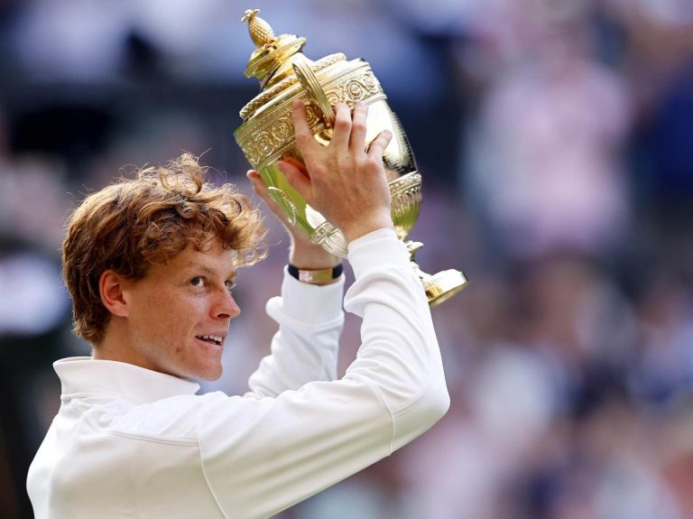 Wimbledon 2025, Jannik Sinner e la simpatica battuta sul fratello: “Un grazie speciale a lui perché…” Wimbledon 2025, Jannik Sinner e la simpatica battuta sul fratello: “Un grazie speciale a lui perché…”