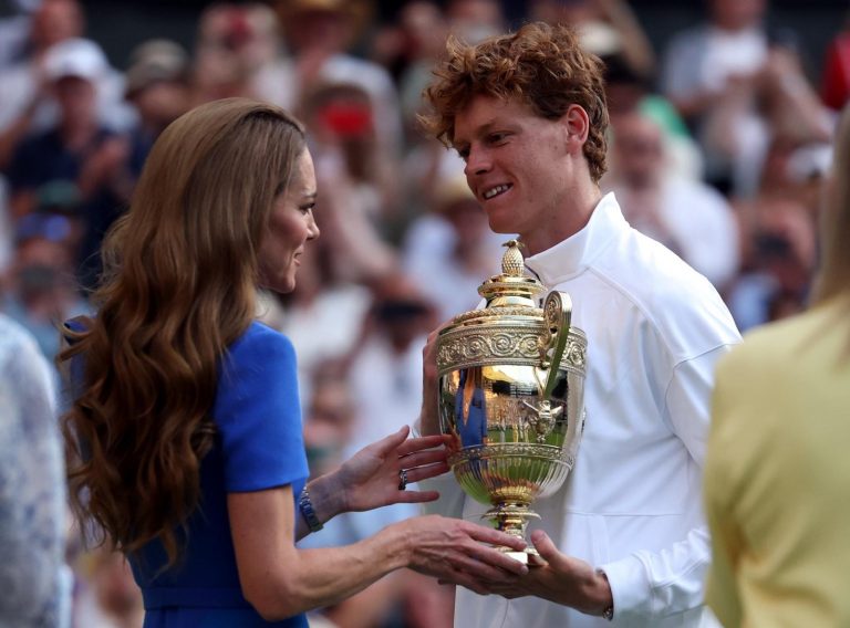 Wimbledon 2025, Jannik Sinner ha dovuto restituire il trofeo dopo mezz’ora: ecco perché Wimbledon 2025, Jannik Sinner ha dovuto restituire il trofeo dopo mezz’ora: ecco perché