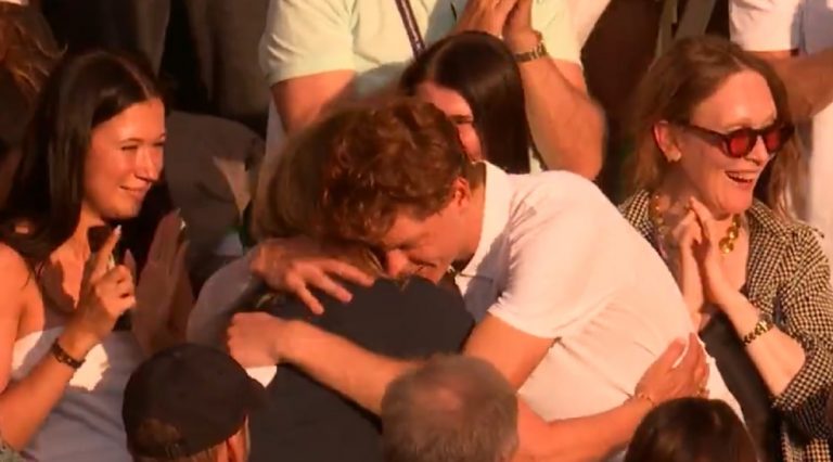 Wimbledon 2025, ecco cosa ha sussurrato Sinner alla madre Siglinde dopo l’abbraccio che ha commosso tutti: “Mamma…” Wimbledon 2025, ecco cosa ha sussurrato Sinner alla madre Siglinde dopo l’abbraccio che ha commosso tutti: “Mamma…”