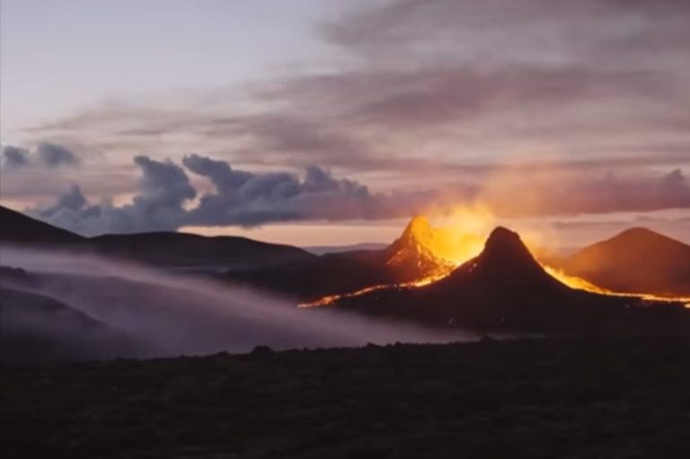 Si risveglia il vulcano in Islanda, le autorità fanno evacuare i residenti: ecco cosa sta succedendo