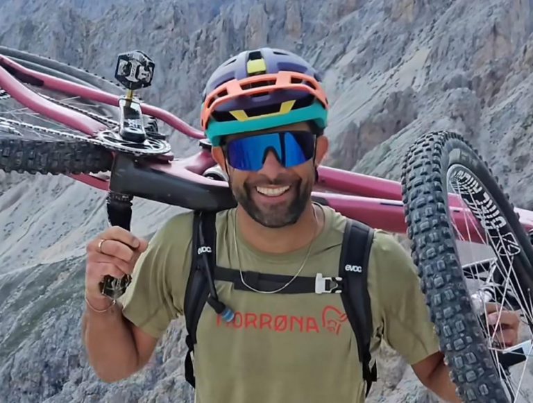 Andreas Tonelli, chi era il biker estremo ed influencer morto dopo essere precipitato per 200 metri con la bici in Val Gardena