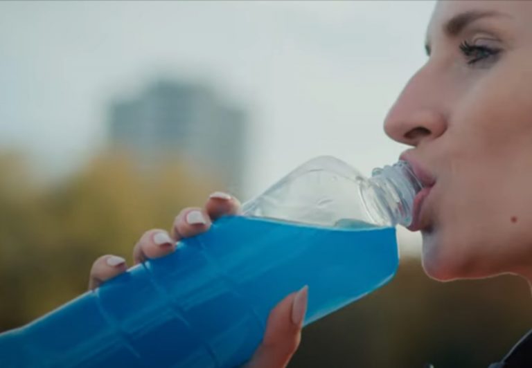 Bevande energetiche, una piaga autentica per la salute dei minori tra effetti collaterali e pubblicità ingannevoli