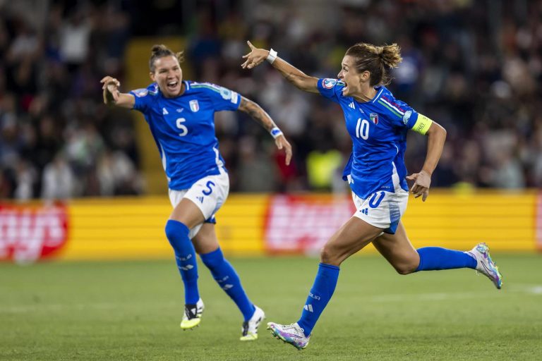Europei femminili 2025, semifinale Italia-Inghilterra: ecco a che ora si gioca e dove vederla in tv Europei femminili 2025, semifinale Italia-Inghilterra: ecco a che ora si gioca e dove vederla in tv
