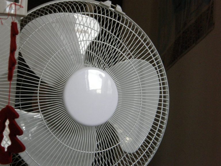 Quanto costa tenere il ventilatore acceso tutta la notte: ecco i consigli per risparmiare che in pochi conoscono
