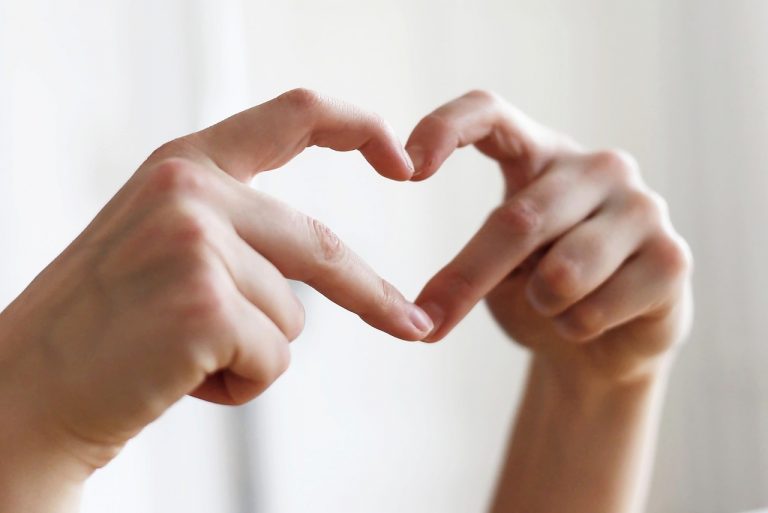 Test della mano, può davvero svelarci il nostro stato di salute: ecco come si esegue Test della mano, può davvero svelarci il nostro stato di salute: ecco come si esegue