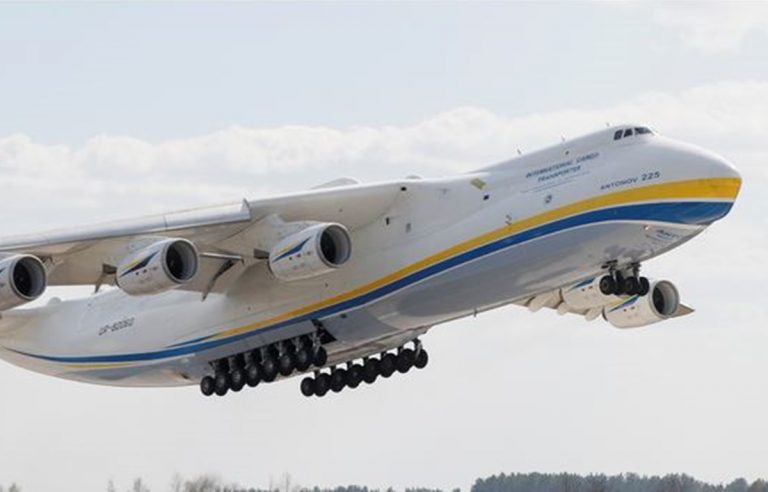 Aereo con 40 persone a bordo si schianta al suolo in Russia, non ci sono superstiti: ecco cosa è accaduto