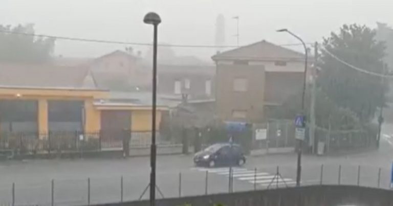 Violento temporale in Lombardia, strade come fiumi, forti venti e grandinate Violento temporale in Lombardia, strade come fiumi, forti venti e grandinate