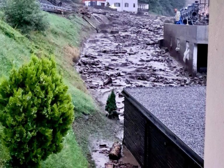 Meteo – Nubifragio in Val Passiria, colata di fango e detriti travolgono strade ed edifici Meteo – Nubifragio in Val Passiria, colata di fango e detriti travolgono strade ed edifici
