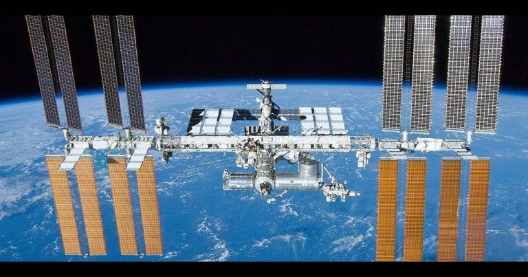 Stasera la Stazione Spaziale Internazionale sarà visibile in Italia: info e orari per vederla Stasera la Stazione Spaziale Internazionale sarà visibile in Italia: info e orari per vederla