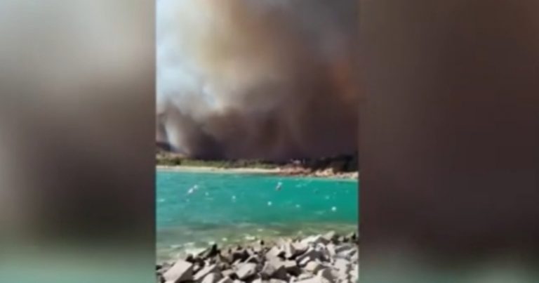 Gravissimo incendio a Punta Molentis, Villasimius: centinaia di persone evacuate via mare Gravissimo incendio a Punta Molentis, Villasimius: centinaia di persone evacuate via mare