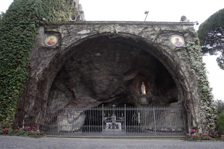 Antonietta Raco si immerge nelle acque di Lourdes e torna a camminare, riconosciuto il 72esimo miracolo: “Sentì una voce che le disse…” Antonietta Raco si immerge nelle acque di Lourdes e torna a camminare, riconosciuto il 72esimo miracolo: “Sentì una voce che le disse…”