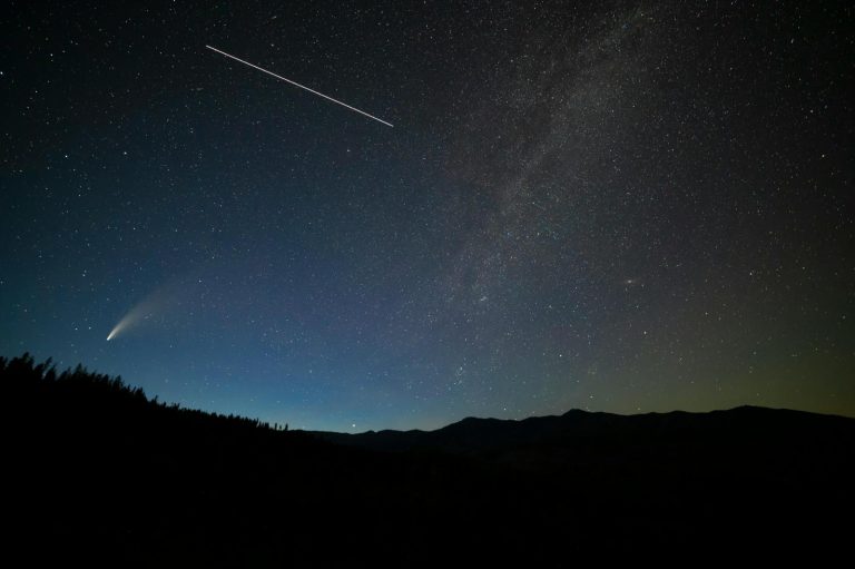 Stelle cadenti, stanotte lo spettacolo delle Delta Aquaridi: ecco a che ora vedere il picco dell’evento astronomico Stelle cadenti, stanotte lo spettacolo delle Delta Aquaridi: ecco a che ora vedere il picco dell’evento astronomico