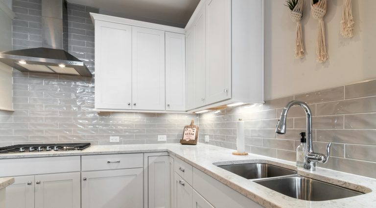 Come far tornare splendente il lavello della cucina: il metodo per pulirlo con ingredienti naturali