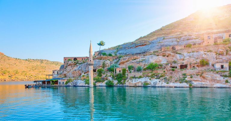 La splendida città sottomarina dove fioriscono le rose nere: ecco dove si trova La splendida città sottomarina dove fioriscono le rose nere: ecco dove si trova