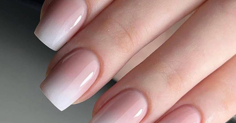 Unghie con righe verticali, strisce o ondulate: ecco quali sono le possibili cause