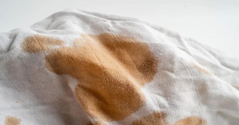 Macchie di candeggina sui vestiti: ecco come eliminarle definitivamente con 2 metodi naturali