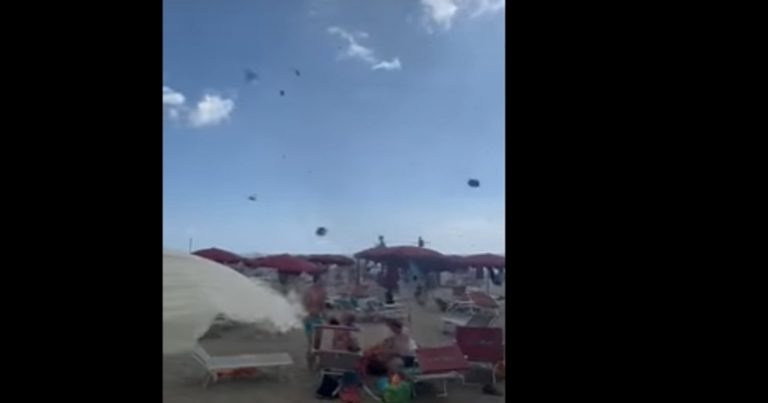 Forti raffiche di vento sul litorale romano: volano gli ombrelloni, paura tra i bagnanti – Il Video