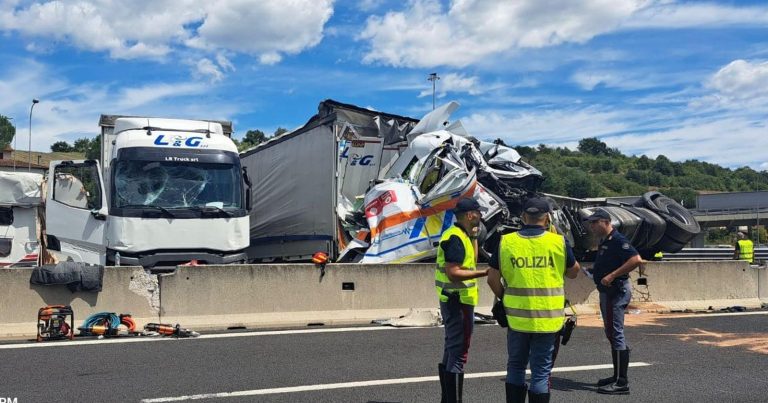 Maxi incidente sull’autostrada A1, 3 morti e 18 feriti: chiusura e traffico boccato Maxi incidente sull’autostrada A1, 3 morti e 18 feriti: chiusura e traffico boccato