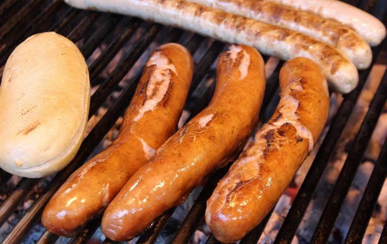 Wurstel, come vanno cucinati correttamente per evitare il rischio di botulismo