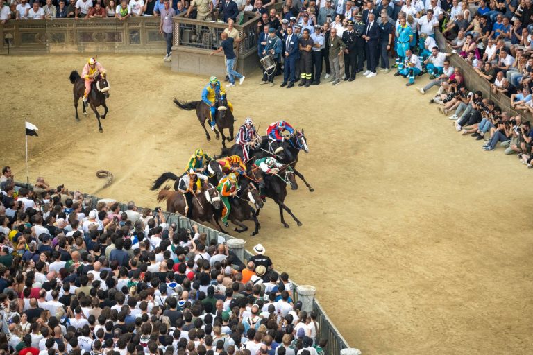 Palio di Siena, il programma di oggi e le accoppiate: ecco dove e a che ora vederlo in tv