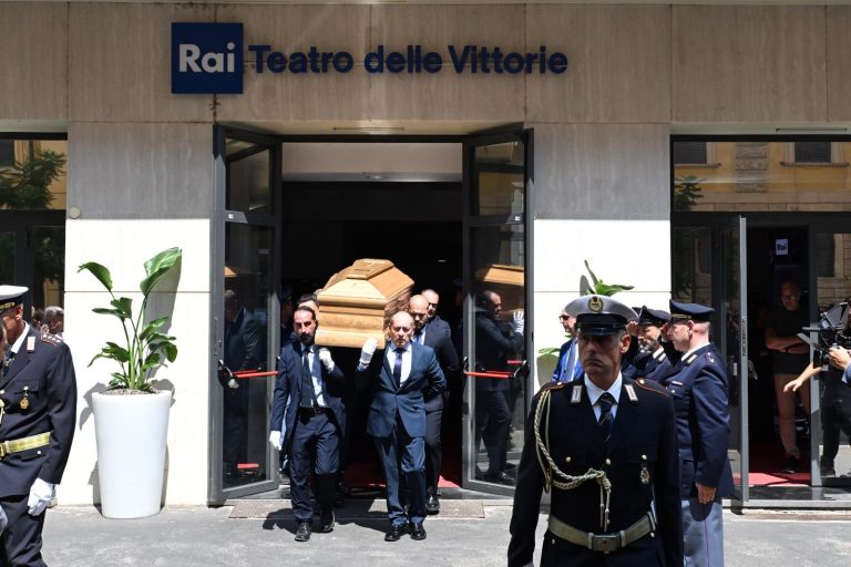 Pippo Baudo, l’ultimo saluto prima di lasciare Roma: “Il carro funebre è passato sotto…”